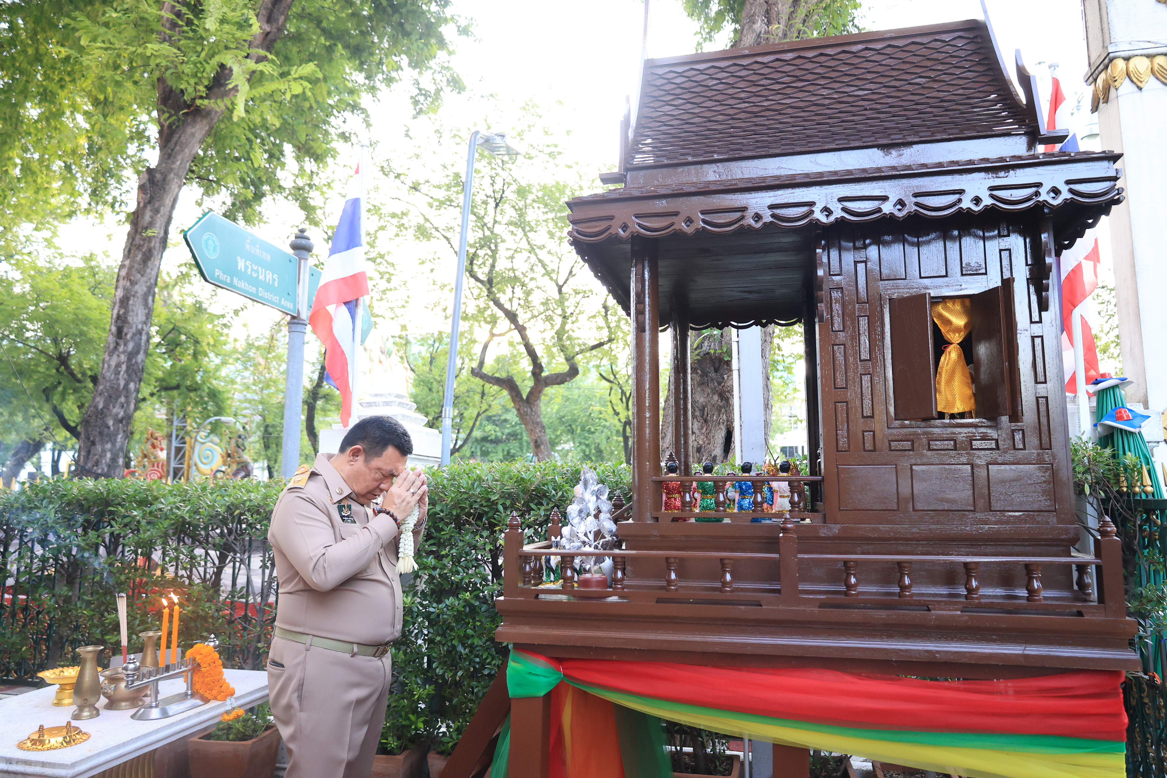 title - เลขาธิการ ส.ป.ก. และผู้เกษียณอายุราชการ สักการะสิ่งศักดิ์สิทธิ์ประจำ กระทรวงเกษตรและสหกรณ์ และ สำนักงานการปฏิรูปที่ดินเพื่อเกษตรกรรม เนื่องในโอกาสเกษียณอายุราชการ